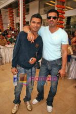 Sunil Shetty, Vikram Phadnis at Araaish Exhibition in aid of the - Save the Children India Foundation in Blue Sea, Worli on 22nd Sep 2009  (3).JPG
